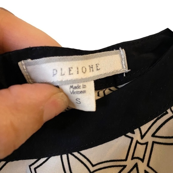 Pleione Geometric Black Cream Blouse V hole Button Back Closure Size S - Picture 3 of 5